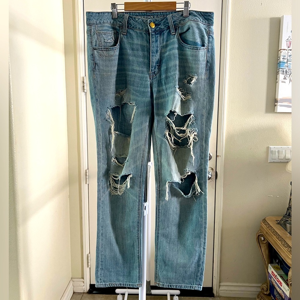American Eagle 🦅 Distressed Tomgirl Jeans